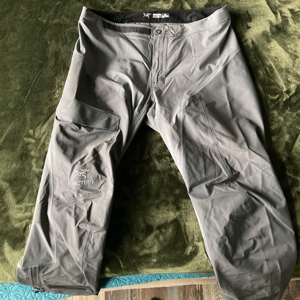 Nice Arc’teryx pants ! Grey and in good condition . Waist 36 , Inseam 32